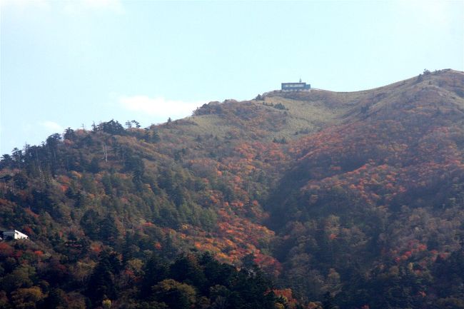 剣山（つるぎさん）は、四国に位置する標高1,955mの山で、西日本第二の高峰であり、徳島県の最高峰である。徳島県三好市東祖谷、美馬市木屋平、那賀郡那賀町木沢の間に位置する。日本百名山の一つ。別名太郎笈（たろうぎゅう）。<br /><br />１０月１７日、同窓生４人が紅葉を求め隣の県（徳島県）剣山へ<br />ドライブ。<br />脇町〜一宇〜剣山〜かずら橋〜高松・・まだまだ紅葉は早かったが８時間余りの同窓会！<br />車窓から景色も、車内の会話も弾み楽しい一日でした。<br />
