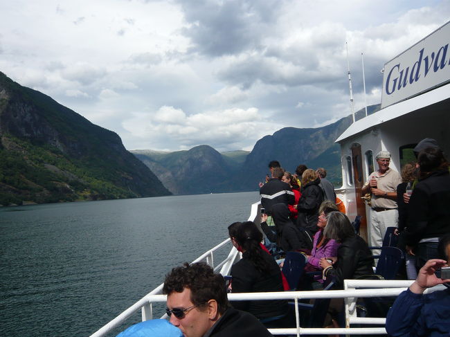 西ノルウェーのフィヨルド群クルーズに参加しまして、最初はゾグネフィヨルドを周遊していきます。<br /><br />船の上は、寒くて皆さんアウター着てました。この日は、曇りでした。