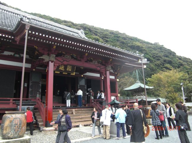 今年の1月からスタートした坂東33観音霊場めぐりでしたが、32番目の清水寺（勝浦）、そして最終33番目の那古寺（館山）をバスで回ってきました。<br />これで結納帳に33ｹ寺のご朱印を押してもらったことになり、那古寺の分には結願の印も押してもらえました。これによって小さな達成感も感じることができたわけですが、結願御礼は善光寺と北向観音だとのことで（どちらも何回か行っていますが）、せっかくですから、今後何らかの機会があれば納経帳をもってご朱印をいただいてきたいと思っています。<br />なお、霊場めぐりは、秩父や、西国、四国などがありますが、次はどうするか思案中というところです。