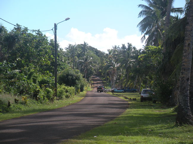 Fiji滞在中にVISAが切れるためにトンガへ行く予定でした。<br />前日に航空会社から電話があり、私の乗る飛行機が飛ばなくなったので次の便に変更しましたと言う連絡でした。<br />その時はまだ全然問題ではなかったのですが、エアポートに行きすごく並んでてチェックインの番がやっとまわってきたと思ったらいきなり「あなた今日はトンガにいけませんって言われたんです。」私がトンガに行くのに一度乗り換えしないといけなかったのですが時間がおくれていたのでもう乗り換えする飛行機がいってしまうということでした。でもわたしのVISAはその日までで、不法滞在になると言われたのです。<br />もうこの際オーストラリアでもニュージーランドでもいいから行こうと思いチケットを買いに行ったら今日の便はもう全部ないといわれたのです。<br />で、違う航空会社でニューカレドニアに行く便ならあると教えられ<br />チケットを買いに・・・その飛行機は一度Wallisに行きそのあとニューカレドニアに行く便だったのです。<br />で、わたしは何も知らずにWallisでいいですと言ってWallis行きのチケットを購入しました。<br />二日間だったのでお金も二万円ほどだけおろして、あとはむこうについてからおろそうと思いました。<br />その時に私の荷物が少なかったのでFIJI人の人がだんなさんがWallisで働いているらしく、荷物をもっていってほしいといわれたのです。<br /><br />そしてWallisに着きビックリ！<br />こんなに小さい国だとは思っていなくて、まずはホテルと考えながら外に出てみると・・・。<br />何もない・・・。<br />そして荷物を頼まれていたFIJI人の人が私の所へ来て、知り合いがいてるからきたの？と聞かれ事情を話すとココはバスもタクシーもないと言われたのです。<br />しかもフランス領！英語が通じません・・・。<br />そしてホテルまで連れて行ってもらいいくらか聞いてもらったのですが、フランス領なので物価が高いのですホテルも民宿みたいなのですが一泊一万円ほどするんです。二万円しかもってない私に泊まることは不可能で、もちろんATMもなかったです。<br />そしてそのFIJI人の人が家に泊まりにおいでと言ってくれ、甘えさせてもらうことに。<br />でも若干不安でした。私も女なので。笑<br />その家には３人の男の人が住んでいてみんなレストランで働いてるんです。<br />不安に思いつつも家に着き私の部屋まで用意してくれ、そのあとすぐにみんなが海につれていってくれ、なぜか男６人ぐらいの中に私ひとりで離島でみんなで海に入っていたのです。<br />そしてだんだん暗くなってきてさらに私は不安になってき、でもみんなただ話をしているだけなのです。<br />そして完全に夜になり星がたくさんでてきずーっとみているとすごいんです！流れ星が！！！初めてあんなにきれいな星と流れ星をみました。感動です。<br /><br />そして家にもどりBBQ！歓迎会のようです。<br />私の不安もいつのまにか消え・・・<br />あっという間に一日がすぎました。<br /><br />次の日はみんなが仕事だったのでレストランまで行き買いだしなどについていきのんびりした一日を・・。<br /><br />最終日ほんとうにあっという間！今日は一人で歩いてスーパーに買い物に行くことに。<br />でも歩いても歩いてもなかなか着かないんです。<br />そして一台の車がとまりどこに行くの？と聞いてきてスーパーと伝えるものの通じないんです。<br />でも必死のジェスチャーで伝え連れて行ってもらえました。<br /><br />そこでも物価が高いため買えないんです。笑<br />まぁ安いお菓子を少し買いレストランへもどりみんなとお別れです。<br />みんなが手紙を用意してくれててまた来いよと、涙がとまらずたった二泊三日だったのですがすごくいい思い出で絶対にみんなに会いに行きたいとおもいます。