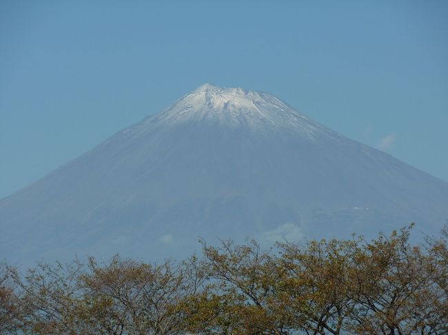 なかなか<br />コメントが思いつかないので<br />ヨーロッパ旅行記が進みません（苦笑）<br />今しばらくお待ちください(^^ゞ<br /><br />ストレスも溜まるので<br />気分転換も兼ねて<br />富士山を久々に撮影してみました。<br /><br />富士山にも雪が積もる季節に<br />なりました。<br />