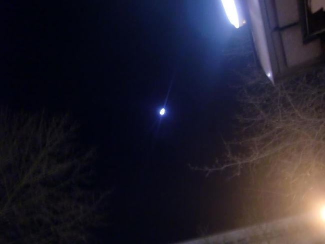 この日、ヨーロッパではじめて月を見た（意識した）<br /><br />夜道を歩けるのは、月がやさしく照らしてくれているからです。