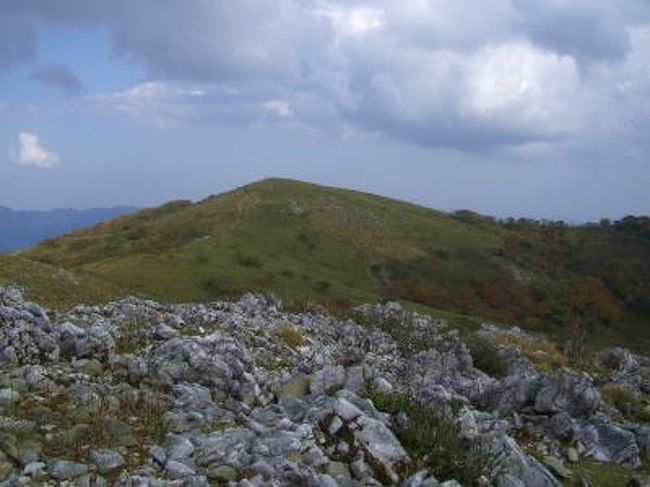 皆さま、こんにちは。ホーミンでございます。<br />先回の登山（比良山系・武奈ヶ岳を目指す）は、体調不良により、山頂を目前にして引き返すという憂き目に遭いました。<br />それにより、ちょっぴり自信をなくしていたホーミンであります。<br />出来れば低い山に登り、ちょっとずつ自信を取り戻したかったのですが、太公望（主人）はいきなりカレンフェルトの美しい山、霊仙山を選びました。<br />登山計画は、全て太公望が立てています。<br /><br />霊仙山　（りょうぜんざん）<br />標高　1084m<br />登山コース　谷山谷コース（往路）　横道コース（復路）<br />累積標高差　1070m<br />歩行距離  13km<br />