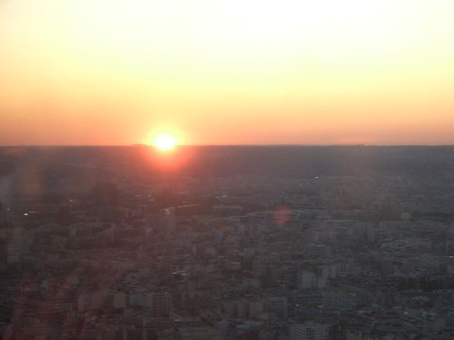夕日と夜景を見に、モンパルナス・タワーに登りました。あかね雲につつまれて沈む夕日は感動的でした。