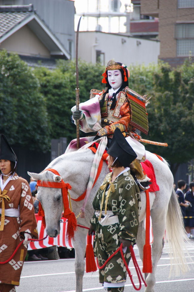５月の葵祭、７月の祇園祭を見て、今度は時代祭を見てきました。京都三大祭に行きたいと思っていた願いがやっと叶いました。やれやれーー人出がすごいので行きそびれていたのですが。。<br />写真の勇姿のご麗人はあの木曾義仲の愛妾、巴御前♪
