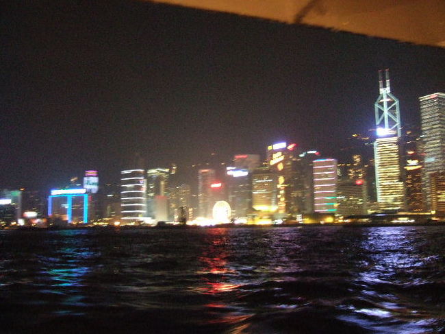 初めての海外一人旅に香港に行ってきました。<br />というのも、その後2007年のGWにイギリスに一人旅に行く予定をしていた当事、果たして一人旅できるかしら??という不安もあり、イギリス旅行の予行練習として、2泊3日で香港に行ってきたのです~。<br />ということで、現地ではひたすら街歩きです!