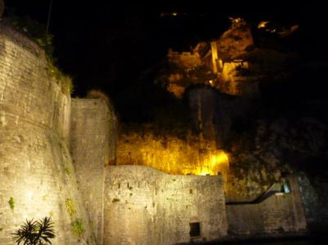 今回の旅行は10日間。<br />世界遺産ドブロヴニクのヒルトンインペリアルホテルで8泊。<br />途中、隣国モンテネグロの世界遺産コトルで1泊。<br />飛行機・ホテル・バス・船など全てオーダーメイド。<br />飛行機はルフトハンザ航空とクロアチアエアラインで、全てビジネスクラス。<br />全ては上等な旅に。いわばセレブな旅行で。<br />滞在中は快晴に恵まれ、10月には珍しい夏のような天気でした。<br />念願のアドリア海で泳ぐことができました。<br />コトルへ1泊旅行も素晴らしかったでした。<br /><br />第4日目:10月6日(火)午後の部<br />今日も快晴。<br /><br />隣国モンテネグロ共和国の世界遺産コトルへ、プチ外国旅行。<br />世界遺産コトル旧市街内にあるHotel Vardarに宿泊。<br />ドブロヴニクからコトルまで国際バスで2時間の旅。<br />車窓からは絶景が広がり、楽しいバス旅。<br /><br />10:30にドブロヴニク出発、12:30にコトル到着。<br />歩いて15分でホテルに到着し、チェックイン。<br />ホテルは素晴らしく、宿泊したルームは4階のスイートルーム。<br />世界遺産コトル旧市街を眺めながら、優雅にランチ。<br /><br />それからは旧市街内をのんびりと散歩。<br />400年前から変わらない街並みに、中世時代へタイムスリップ。<br />途中、聖トリフォン大聖堂を見学。<br />その後、ホテルのマイルームで休憩。<br />マイルームから黄昏のコトルを眺めて。<br />夜景に繰り出す。<br />ライトアップされた旧市街内を散歩。<br />もっと感動するのは背後の山に延びる城壁もライトアップされ、幻想的。<br />宿泊しないと絶対に見られない世界遺産の夜景。<br />ライトアップされた聖ルカ教会と聖ニコラ教会を眺めながら、ワインとピザを。<br />それから、城壁外を散歩。<br />美しい城壁とコトル湾を眺めて。<br />途中、Hotel Vardarのメインダイニング「Galion」でディナー。<br />夜景を眺めながら、優雅に。