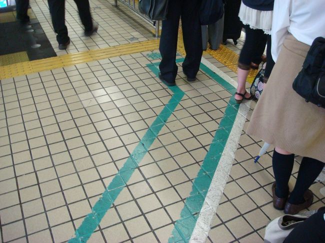 羽田空港行き東京モノレールは混雑している時間帯はこの緑レーンが有効です。通常の白いレーンが次の列車の乗車レーンで　この緑レーンはその次のモノレールの乗車待ちです。<br />空港に急いでいく必要がなければ、車両運行間隔は5分程度ですから白いレーンが並んでいたら、最初から緑レーンに並べば大半の場合は羽田までは座って行けます。普通電車ですと26分ですから　私はこちらをお勧めしますし、私は常に緑レーンを利用しています。 