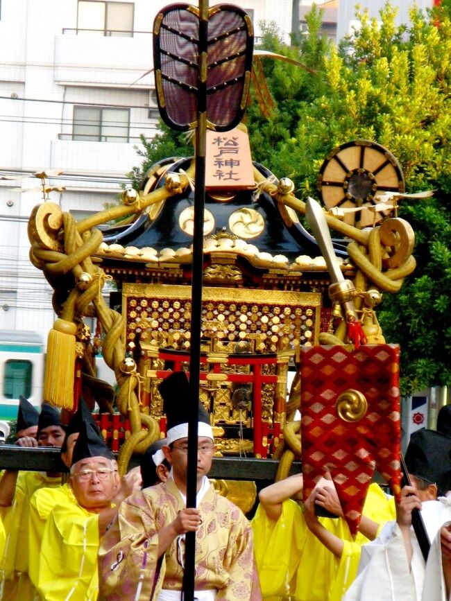 松戸神社伝統の「四神」を伴ったまつり「神幸祭」が2009年10月18日、11年ぶりに催行された。<br />この祭りは、威儀の物といわれる東の青龍、西の白虎、南の朱雀、北の玄武の「四神」を特に取り上げたもの。この四神は風水でも使用され、もともと中国から伝わったものだが、古来日本の皇室の象徴であり、徳川家康が江戸を京都・大阪をしのぐ都にしたいという考えで四神を祭りに使用したといわれる。江戸時代に幕府の直轄地で舟運文化が栄えた松戸宿でも、この四神を取り上げた祭りを行っていた。その後、鉄道が敷かれ、舟運による恩恵が松戸に得られなくなった頃より少しずつ衰退し、第二次世界大戦が始まった１９４１年（皇紀では２６００年）の開催を最後に祭りは行われなくなった。<br />ところが88年、松戸神社改修工事の際に偶然、四神像が発見された。このことがきっかけで、松戸神社宮司の常盤映彦さんを中心に地域の人々の協力もあり翌年、祭りの復活にこぎ着けた。<br />松戸神社のご縁日である10月18日が日曜日にあたる日を「神幸祭」催行とし、平成になってから３回開催されている。祭りでは、色とりどりの古式装束に身を包み、四神像を掲げた一行や町内のみこしなどが、松戸神社を中心に松戸駅西口及び東口まで練り歩く、盛大な祭りとなった。<br />（http://www.bunya.ne.jp/news/matudo/914.htm　より引用）<br /><br />松戸神社古式神幸祭順列表　　<br />神社提灯 （半纏）　―　先導（紋服・裃）　― 　奉祝旗（白丁）　―　稚児行列　東西稚児　―　神幸旗（浄衣）　―　鼻高面 （錦狩衣） 　・所役（狩衣）　― 　先太鼓（白丁）　―　大榊 （白丁）　― 四神 （白丁）【青龍・朱雀・白虎・玄武】　― 　紅白旗 （白丁）　―　氏子鳶頭（奉祝半纏）　―　 松戸若鳶会（半纏）　―　手古舞　― 獅子屋台 （獅子半纏）東西子供会　― 　青旗・黄旗・赤旗・白旗・黒旗 （白丁） ―　日像旗（白丁）　―　月像旗（白丁）　―　伶人　―　御盾（浄衣）　―　前衛神職 （狩衣）　―　神饌辛櫃（水干）　―　神饌係・舁夫 （直垂）　―　宮神輿 （黄衣）（直垂） ―　後衛神職 （狩衣）―　松戸神社宮司（衣冠） 　―　傘持ち （白丁）　―　巫女　―　各町代表（着物）　―　青旗・黄旗・赤旗・白旗・黒旗（白丁）　―　連絡員　―　町会神輿 <br />（http://www.matsudo-jinja.com/gyohretsu.html　より引用）<br /><br />松戸神社については・・<br />http://www.matsudo-jinja.com/#mokuji<br />