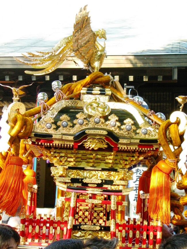 松戸神社伝統の「四神」を伴ったまつり「神幸祭」が10月18日、11年ぶりに催行された。<br />この祭りは、威儀の物といわれる東の青龍、西の白虎、南の朱雀、北の玄武の「四神」を特に取り上げたもの。この四神は風水でも使用され、もともと中国から伝わったものだが、古来日本の皇室の象徴であり、徳川家康が江戸を京都・大阪をしのぐ都にしたいという考えで四神を祭りに使用したといわれる。江戸時代に幕府の直轄地で舟運文化が栄えた松戸宿でも、この四神を取り上げた祭りを行っていた。その後、鉄道が敷かれ、舟運による恩恵が松戸に得られなくなった頃より少しずつ衰退し、第二次世界大戦が始まった１９４１年（皇紀では２６００年）の開催を最後に祭りは行われなくなった。<br />ところが88年、松戸神社改修工事の際に偶然、四神像が発見された。このことがきっかけで、松戸神社宮司の常盤映彦さんを中心に地域の人々の協力もあり翌年、祭りの復活にこぎ着けた。<br />松戸神社のご縁日である10月18日が日曜日にあたる日を「神幸祭」催行とし、平成になってから３回開催されている。祭りでは、色とりどりの古式装束に身を包み、四神像を掲げた一行や町内のみこしなどが、松戸神社を中心に松戸駅西口及び東口まで練り歩く、盛大な祭りとなった。<br />（http://www.bunya.ne.jp/news/matudo/914.htm　より引用）<br /><br />松戸神社については・・<br />http://www.matsudo-jinja.com/#mokuji<br /><br /><br />