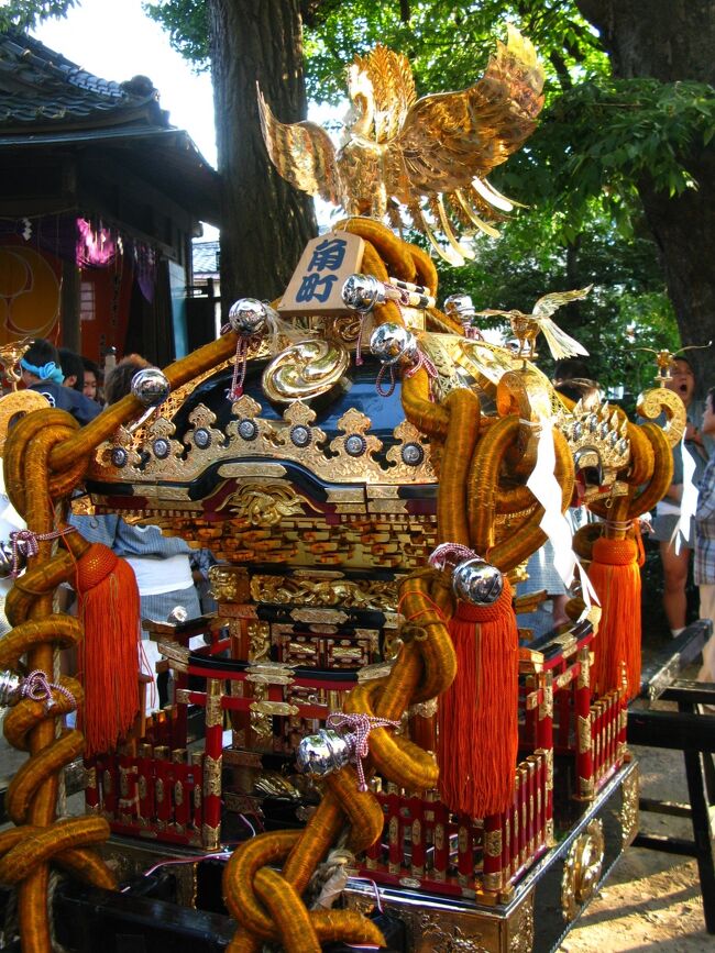 松戸神社伝統の「四神」を伴ったまつり「神幸祭」が10月18日、11年ぶりに催行された。<br />この祭りは、威儀の物といわれる東の青龍、西の白虎、南の朱雀、北の玄武の「四神」を特に取り上げたもの。この四神は風水でも使用され、もともと中国から伝わったものだが、古来日本の皇室の象徴であり、徳川家康が江戸を京都・大阪をしのぐ都にしたいという考えで四神を祭りに使用したといわれる。江戸時代に幕府の直轄地で舟運文化が栄えた松戸宿でも、この四神を取り上げた祭りを行っていた。その後、鉄道が敷かれ、舟運による恩恵が松戸に得られなくなった頃より少しずつ衰退し、第二次世界大戦が始まった１９４１年（皇紀では２６００年）の開催を最後に祭りは行われなくなった。<br />ところが88年、松戸神社改修工事の際に偶然、四神像が発見された。このことがきっかけで、松戸神社宮司の常盤映彦さんを中心に地域の人々の協力もあり翌年、祭りの復活にこぎ着けた。<br />松戸神社のご縁日である10月18日が日曜日にあたる日を「神幸祭」催行とし、平成になってから３回開催されている。祭りでは、色とりどりの古式装束に身を包み、四神像を掲げた一行や町内のみこしなどが、松戸神社を中心に松戸駅西口及び東口まで練り歩く、盛大な祭りとなった。<br />（http://www.bunya.ne.jp/news/matudo/914.htm　より引用）<br /><br />松戸神社については・・<br />http://www.matsudo-jinja.com/#mokuji<br /><br /><br />