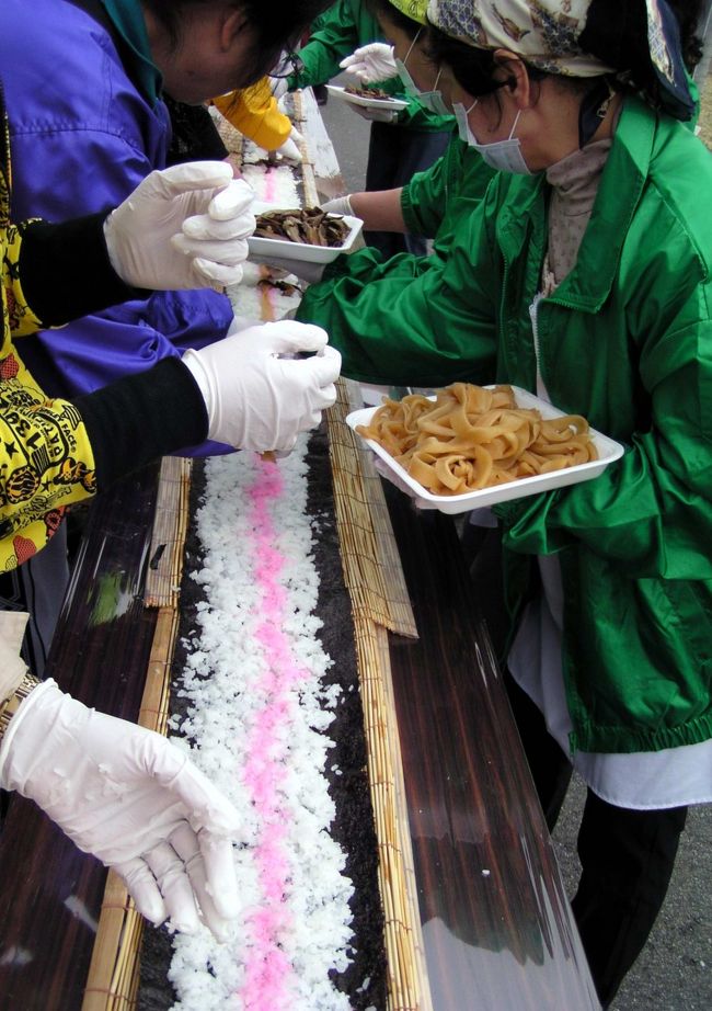 ■たかみや大地の祭り−広島県安芸高田市−<br /><br />＜超ロング！２０９ｍの巻き寿司づくり＞<br /><br />　安芸高田市は、中国地方の中部、広島県の北部に位置する、毛利元就に代表される古い歴史文化と豊かな自然に恵まれた市です。<br /><br />　2004年3月1日、高田郡吉田町、八千代町、美土里町、高宮町、甲田町、向原町が合併し、広島県で14番目に誕生しました。発足時の人口は約3万5000人で、市役所は旧吉田町にあります。<br /><br />　その高宮町で「たかみや大地の祭り」がおこなわれました。「味・音・遊び」をテーマに、牛肉の丸焼き、神楽・太鼓、２００メートルをこえる巻き寿司づくりなどの催しがありました。<br />　わたくしもこの超ロ〜ング！２０９ｍの巻き寿司づくりに参加してきました。<br /><br />■たかみや大地の祭り<br />　◇2009年にちなみ209mの長巻き寿司<br />　◇広島和牛の丸焼き<br />　◇野外ステージ発表<br />　◇ふるさとバザー<br />　◇カカシコンテスト　など<br /><br />