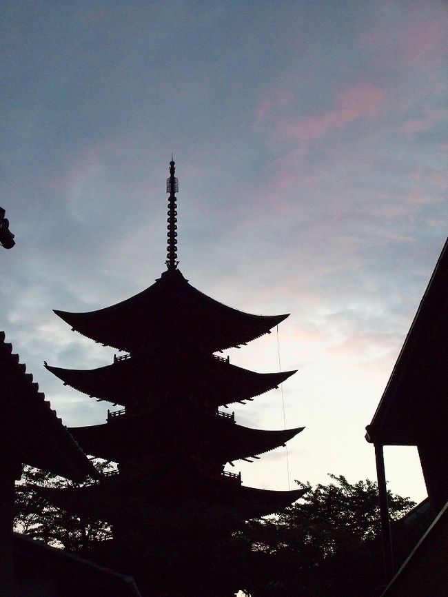 宮島は、厳島神社を始め大鳥居・五重の搭と平家の栄華を天下に示すものとして豪華絢爛たる装飾が施されており朱色で華やかに見えますが、一つ裏道りに入ると、しっとり落ち着いた別の宮島が見えます。<br /><br />今年春の宮島<br />http://4travel.jp/traveler/abc619/album/10324964/<br /><br />