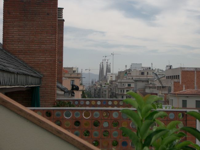 ★2006年から2008/末まで約3年間イタリア・ローマに住みました。その時に撮りためた写真とともに旅行記をアップしていきます！★<br /><br />たくさんの人・人・人であふれていたバルセロナ。特にランブラス通りはパフォーマー達も等間隔で立ち、活気がありました♪