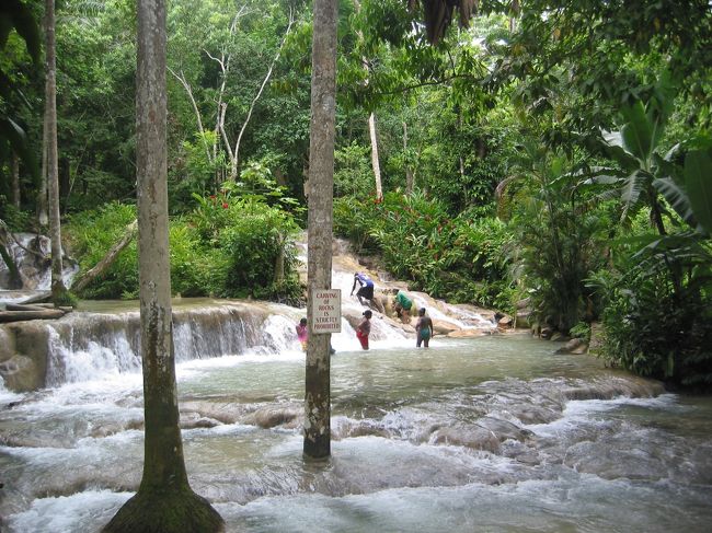 ２００５年の夏休み。<br />ジャマイカ旅行でネグリル「The Caves」に宿泊！<br /><br />レンタカーで１日だけオーチョリオスに行ってきました。<br />ダンズリバーの滝登り♪サイコーに楽しかったです(@^▽^@) 