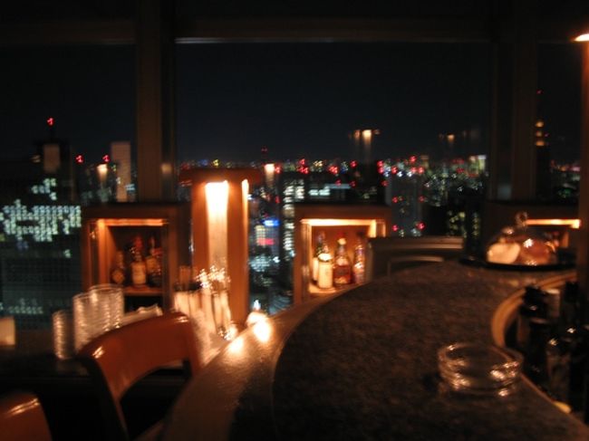 今、私の一番お気に入りのBAR。THE PEAK BAR＜http://www.parkhyatttokyo.com/Facility/Restaurant/peakbar.html＞　平日の早い時間がなお◎です。<br />気に入っている理由↓<br />■静かでボーっとするのに◎。<br />■景色が良い。(私にとっての日本での天空Bar)<br />■バーテンさんがみ〜んなイケメンでなおかつ品が良い。<br />■従業員の全ての応対が私的に◎。<br /><br />仕事で疲れた心を癒してくれる場所です。<br />会社が近いお陰でこれからも一人飲みで行きたいと思います。<br />