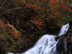 日光の紅葉（その４）　霧降高原　隠れ三滝の紅葉　丁字ノ滝～玉簾ノ滝～マックラ滝/栃木県日光市　霧降川