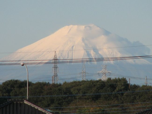 10月27日、午前6時35分に起床して台風一過の富士山を眺めた。<br />この時間では頂上付近に雲がかかっていた。　午前7時20分頃に眺めると雲が消えて久しぶりに素晴らしい富士山を見ることができた。<br /><br /><br /><br /><br /><br />＊写真は午前7時20分頃の美しい富士山<br />