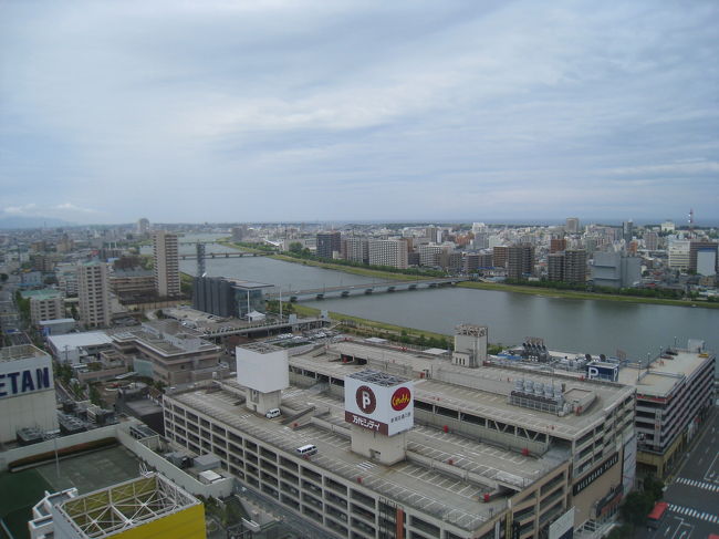 新潟市は政令指定都市で、<br />新潟一のまちです。<br /><br />雄大な信濃川が流れ、<br />巨大なスタジアムもある。<br /><br />カラフルなタワーに乗って市内を一望しよう。