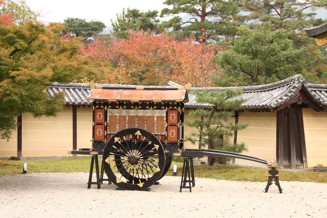 京都の紅葉情報では、「まだ見頃前で、まったく紅葉していない」となっている大覚寺ですが、少し色づき始めていました。<br /><br />このところ、新幹線も京都駅のコインロッカーも、少しずつ混み始めたように思います。<br /><br />２年前の旅行記はこちらです。<br />http://4travel.jp/traveler/morino296/album/10191361/