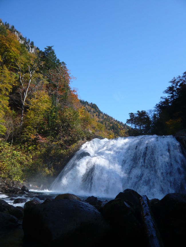 羽衣の滝を堪能した私たちは、さらにその上流にある『敷島の滝』を訪れました。<br />“北海道のナイアガラ”と呼ばれる幅広の直瀑、羽衣の滝とはまた違った滝風景に感動しました。