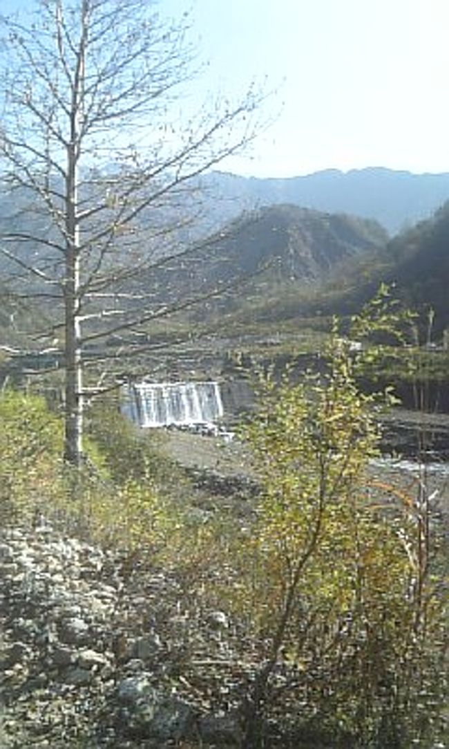 仕事で立山の側、有峰湖へ行ってきました。<br />雪に埋もれる前の立山カルデラ。<br />土木関係者垂涎の立山砂防ダムの現場です。<br /><br />今回は、工事関係者しか入れないかけ流しの湯へも<br />行って参りました。<br /><br />しかし本当に遠い場所です。