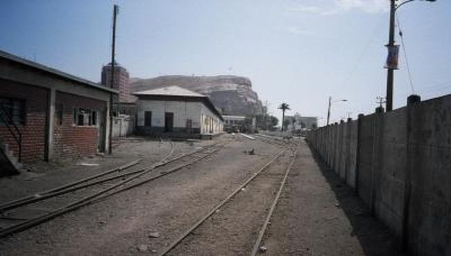 8ヶ月の旅のアリカ編。<br /><br />サンチアゴからアタカマを寄り道して、アリカに到着。<br />カラマからの夜行バスは40シートの狭いぼろいやつ。<br />朝食付きだけど朝コーヒーとビスケットだけ。<br /><br />アリカのバスターミナルで翌日のラパス行きバスの予約をして、<br />タクシーの運ちゃんの客引きをする宿へ行く。<br /><br />スペイン語なんてまったく知らなかったけど、<br />このころには、バスの予約なんかに必要なので曜日とか数字はスペイン語ですらすら言えるようになっている。<br /><br />アリカという街は海に面しているからか、南国ムードでなんとなく開放的。<br /><br />11/25 カラマ→(バス車中泊)<br />11/26 →アリカ<br />11/27 アリカ→ラパス(バス8,000ペソ=1,400円)<br /><br />アリカの宿<br />レジデンシャル ラ パルマス1<br />朝食シャワーテレビ付き14,000ペソ=2,450円<br />2001年当時あたらしくてきれい。内装もかわゆい。<br />朝食は屋上にて。