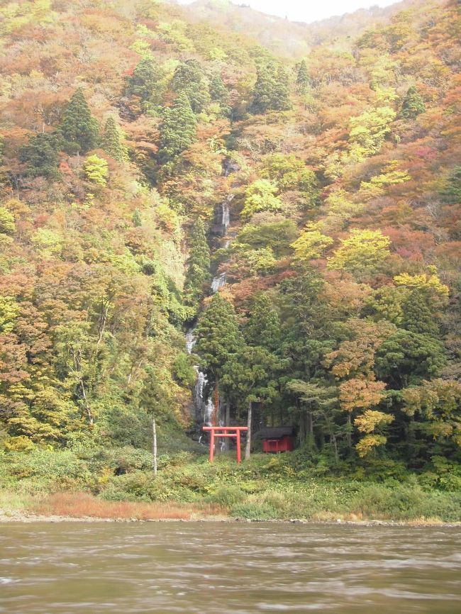 最上川の船下りですが、当日は晴天に恵まれて素晴らしい紅葉でした。特に船下りの最後のハイライトである白糸の滝は圧巻でした。