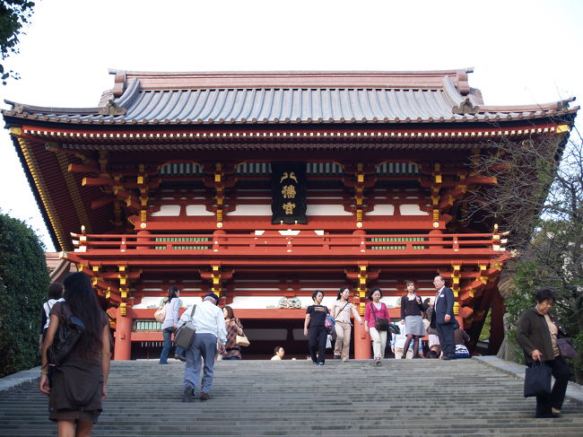 鎌倉の鶴岡八幡宮は江戸時代までは鶴岡八幡宮寺という名の寺であった。今でもその名残を残しているものを探すことができる。1つは、雪ノ下の御谷(おやつ)とよばれる一帯にその名を残す鶴岡二十五坊の地名である。2つは、楼門の額である。「八幡宮」の文字(「八」の字は、八幡の神使の鳩が二羽)が書かれているが、元々額には「八幡宮寺」の文字が書かれていたが明治の神仏分離の際に下の1文字「寺」を切り取ったものである。そう言われると少し寸足らずな感じがするし宮の字も小さくて全体に纏まりがない。「寺」は「宮」よりも少し大き目に書かれていたのだろう。3つは、白旗神社手水舎にある。ここでは、石の下に蓮の彫刻を施した蓮華座のある基礎石(輪蔵の軸受石だったらしい)を手水鉢として使用している。<br /> 明治維新の廃仏毀釈でこの鶴岡八幡宮寺もご多分に漏れず、徳川二代将軍秀忠が建立した大塔を始めとする全ての仏教施設が廃棄された。大石段を上った上宮(本宮)の立派な建物を見れば、下宮の今は無き建物や仏像の立派であったことが想像できよう。<br /> 余談ではあるが、秀忠が建立した五重塔が池上本門寺に残っている。<br />
