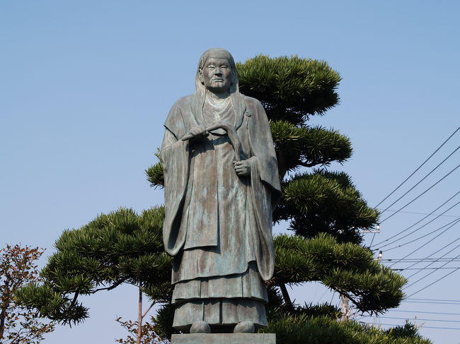 　川越喜多院（天台宗）は徳川家ゆかりの寺であり、川越大師として多くの重要文化財を有している。明治の神仏分離令以前は仙波東照宮と日枝神社と一体であり、日枝神社社殿や東照宮社殿の6棟と三十六歌仙額（36面）が重要文化財に指定されている。東照宮には鷹絵額（12面）もある。喜多院の客殿、書院、庫裡は江戸城紅葉山の別殿からの移築であり、重要文化財に指定されている。家光誕生の間や春日局間があるのはこのことに因る。また、家光誕生の間の格天井には花の描かれた彩色の天井絵（81枚）があり、畳半畳ほどの玉座が設えてあったが、門跡寺院にある畳一畳ほどの玉座に比べれば質素なものである。将軍と天皇との位の差を示していよう。また、厠風呂場に続く廊下には杉戸絵が6枚ほどあり、敷居も黒漆塗りである。春日局（天正7年〜寛永20年（1579年〜1643年））の墓は湯島麟祥院にあり、遺骨が埋葬されている。寛永6年参内し、水尾天皇より春日局の号を賜り、同9年再び参内し、明正天皇より従二位に叙せられた。徳川将軍は正二位であり、一門たる御三家、御三卿が従二位権大納言に昇る例が見られたぐらいであるから、春日局の従二位は破格の高位である。玄関先と庭には枝垂れ桜が植えられ、庭の枝垂れ桜は家光お手植えとあるが400年の樹齢はないであろう。庭も立派で、三星評価で星二つといった感じである。小堀遠州流の庭園であるが、中に照明用の鉄柱が立ち、谷がコンクリート護岸となっており評価が下がる。そのほかに、山門、慈眼堂、鐘楼門、職人尽絵（狩野吉信筆）、太刀（橘友成金糸巻）、銅鐘、宋版一切経が重要文化財に指定されている。<br />　本堂の天井にも家紋が描かれている。100以上はあるが、建立の際に寄進等で寺に関わった家の家紋だそうである。また、多宝塔（寛永16年（1639年））もあり伽藍が整っている。<br />　喜多院では何と言っても五百羅漢である。これまでに、盛岡報恩寺、高岡天寧寺、石見銀山羅漢寺、目黒五百羅漢寺で五百羅漢を見てきているが、ここが一番楽しめた。帰りに受付で話していると、「ここの五百羅漢は538体もあり、中に十二支の干支が彫られている。」と聞いた。早速、自分の干支の午を彫った羅漢の場所を聞いた。受付には五百羅漢の配置図と十二支の干支が彫られている羅漢の写真が置いてある。中央横に午をつれた羅漢を見つけた。2台のカメラで写真を撮っている人がそこにいたので、「十二支の干支の午が彫られた羅漢です。十二支全部あるんですよ。」と言うと、「さっきそこで蛇が彫られた羅漢があったが十二支全部あるのか。」ということで、周りじゅうで自分や一緒に来た家族の干支探しになった。十二支全部で12体だけという訳ではない。重複するものもある。申（さる）の羅漢の前にはお爺さんがいて、「写真を撮るのですか？」と言う。「お爺さんの干支は？」と聞くと、「申なのでこの羅漢さまを拝んでいた。」と言う。「じゃあ昭和の始めの生まれで・・・」「昭和7年生まれの申年です。」お爺さんもお婆さんもおじさんもおばさんも、そして若い娘までも、「わたしの干支の鼠は？」ちなみに、子（ね）年は昭和59年生まれで今年25歳になります。この日は川越祭りの快晴の日曜日で五百羅漢の並ぶ境内も人で溢れるばかりでした。皆が自分の干支探しをしているのですから楽しいと言ったらありません。旅の楽しさなどは本来こうしたところにあるものなのです。<br />今年の川越祭りはNHKの朝の連続ドラマ「つばさ」の効果で最高の人手となり、蔵通りの町は歩くことさえ出来ないほどの賑わいでした。NHK様々と言ったところでしょうか。<br />