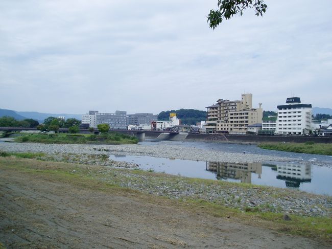 今回はいつもよりちょっとだけ足を遠くへのばして、人吉温泉へ初訪問です<br /><br />私の住む福岡県久留米市からは高速で車を飛ばし2時間ほど、八代ICから先のトンネル地帯がちょっとだけつらい(××)<br />数々のトンネルを抜け人吉ICを降りて数分、人吉温泉に到着です<br /><br />さて、第一印象は…<br /><br /><br /><br />なんか思ってたのと違うな…<br /><br />高速で山の中通ってきたので、緑に囲まれた自然いっぱいの温泉郷を想像しておりましたが…<br /><br /><br /><br />思いっきり街中じゃん<br /><br />鄙びたというよりも、街全体に活気がない…<br /><br />とりあえず、情報仕入れに人吉温泉物産館へ<br /><br />裏手の国宝青井阿蘇神社のおくんち祭が行われていたため、ちょっとだけ盛り上がっていました<br />が、温泉に関するパンフレットがなぜか全く見当たらず<br /><br />ナビ便りで記念すべき人吉温泉第1湯目は、旅館 翠嵐楼 へ<br /><br />http://onsenbashi.blog5.fc2.com/blog-entry-149.html<br /><br />結果はずれでした(××)<br /><br />湯は循環？だし、球磨川を望む露天風呂からの風景もたいしたことないし、テンション下がりまくり<br />着いたばっかりだけどもう帰りたい…<br /><br />気を取り直し、今度はJR人吉駅にて情報収集<br />ここではじめて事前調べした共同浴場の場所が分かる案内図をゲット<br /><br />そうです、人吉温泉には22箇所の共同浴場が街中に点在しているのです<br /><br />向かった先は 人吉温泉 元湯<br /><br />http://onsenbashi.blog5.fc2.com/blog-entry-150.html<br /><br />中に入った瞬間昭和にタイムスリップ、そして湯がいいんです(￣∇￣)<br /><br />モール臭のするお湯は、中に入ると体中に水疱がまとわりつく<br /><br />人吉温泉に対する高感度グッとアップです<br /><br />満足感に浸りながら 人吉温泉 元湯 を出るとなにやらいい匂いが<br />見た目は古びた喫茶店、看板見ると食べ物おいてあるみたい<br />狭い店内に結構客が入ってる、ちょうどお昼時<br /><br />今日の昼食は人吉城跡のすぐそば、 庭苑 で決まり！！<br /><br />http://onsenbashi.blog5.fc2.com/blog-entry-151.html<br /><br />ここのちゃんぽん絶品です！！<br />野菜たっぷり具沢山で超ヘルシー、味はしっかりしてるがしつこくない<br /><br />下調べなく入ったお店が大ヒット、なんか今回の一人旅のってきた〜<br /><br />車の中でちょっとだけ休憩後、3湯目は あさひ温泉<br /><br />http://onsenbashi.blog5.fc2.com/blog-entry-152.html<br /><br />ここも人吉温泉に数ある共同浴場のひとつ<br />第一印象、ここほんとに営業してるの？？？<br />無人の受付に300円投入後いざお風呂へ<br /><br />脱衣所に入った瞬間、衝撃のモール臭<br />そしてお湯につかるとすぐに水泡がまとわりつく<br /><br />人吉温泉 元湯 と似た泉質だと思うが、私の中では圧倒的に あさひ温泉 に軍配<br /><br />地元のじいちゃんとの会話も弾み、大大満足<br />そして意外にもシャンプー・石鹸・シャワーにドライヤーまであったため時間はちょっと早い気もするが、ここで今回の旅はここで締めくくり<br />最後に良質のお湯をもう一度体に十分染み込ませてから帰路につきました<br /><br /><br />最初は超テンション下がった人吉温泉、旅の終わりには大好きになりました<br />全共同浴場制覇を目指してまた行きたいなぁ