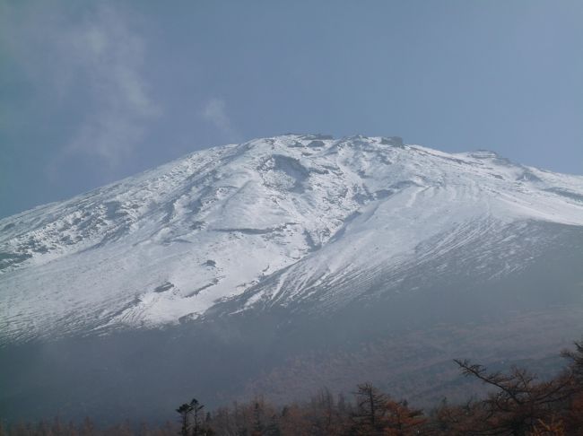 友人たち６人で富士山と紅葉を満喫してまいりました。<br />男性２名、女性４名で、気だけは２０代？３０代。<br /><br />様々な富士山を見れて感動。<br />７合目辺りまで雪があるのでとても美しい<br />富士山五合目は思ったほど寒くありませんでした。<br /><br />河口湖はこの日から２３日まで「紅葉まつり」<br />まだ早いのもありましたが、もみじの色が様々あって<br />綺麗！長く楽しめます。<br /><br />忍野八海の到着はもう夕暮れ<br />富士山の湧き水って透き通って美しい。<br /><br /><br />