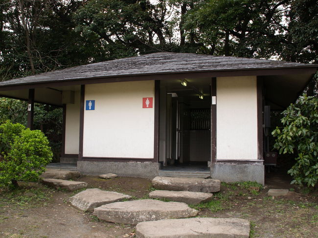 　公園にはトイレが付き物だ。中には普通に出来ていないものがある。便器の位置が前過ぎて不便だったりするオーダーメードのトイレの何と多いことか。さすがにカタログ品、規格品になるとそういうものはほとんどなくなる。<br />　例を挙げると、京都知恩院の男子トイレは狭くて戸を閉めるのに苦労する。特別に痩せた人なら不便はないかもしれない。<br />　変ったトイレといえば、仙台青葉城の伊達政宗公の騎馬像の近くにあった昔のトイレである。外から女性用のトイレが丸見えである。さすがに、数年前に高石垣を築き直した後に、その高石垣の上に隅櫓ではなく、和風建築のトイレが建った。これよりは小規模ではあるが、浜離宮公園には同様なトイレが存在する。富士見塚の下にある。浜離宮公園は広い公園なので他にも何箇所かのトイレがあるがどうだろうか。二十代の美人のお嬢さんがこのトイレから出てきて出くわしたので、「気になりませんか？外から丸見えですよ。」と聞くと、「いいえ。」と答えた。美人は人目を気にしていたら外には出られないということなのか。あなたは気になる？気にならない？<br />　他に、函館で神社下の小学校跡地が公園になっており、トイレがあった。あわてて入って用を足した。用を済ませてからふとみると、小便用の便器が小さく、色もピンクだ。それも1つしかない。外に出て確認したら女性用トイレであった。小さな男の子のお子さん連れのお母さんに配慮したトイレなのだろう。これ以外には入ったことがないので分からないが、こうしたトイレは子供の躾には必要なことだ。<br />　余談になるが、秋田県能代市のきみまち坂公園の男性用小便トイレはガラス製の立派なものだ。天皇陛下の行幸の際に建てたそうだ。私には立派過ぎて落ち着かないのだが。<br />