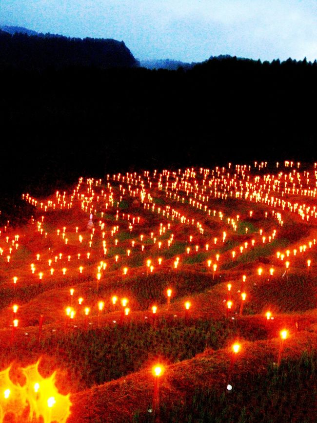 大山千枚田　〜日本の原風景に出会う〜<br /><br />千枚田は田んぼ一枚一枚の面積が狭く、枚数の多い田んぼのことです。実際には1000枚あるわけではありませんが、その枚数の多さ、段々を成す景観の素晴らしさは言葉にできない感動があります。<br />夜祭りではこの棚田にいくつもの松明が灯り、まるでこの世のものではないような情景をかもし出します。これらの松明はボランティアの方々の地道な手作業によるものです。（下記より引用）<br /><br />大山千枚田については・・<br />http://www.senmaida.com/<br /><br />鴨川市の観光については・・<br />http://kamonavi.jp/ja/shisetsu/SPKM0007.html<br /><br />千葉県の観光については・・<br />http://www.kanko.chuo.chiba.jp/<br /><br />日本の棚田百選・千葉県指定名勝　大山千枚田　棚田の夜祭り<br />1500本の松明が創り出す幻想的な世界。日本が誇る造形の美しさが見る人の感動を誘う旅。暗闇に浮かぶ点々と続く明かり・・・・その幽玄な風景には誰もが心を奪われることでしょう。<br />また、今回は鴨川が生んだ偉人・江戸時代の彫刻大工『武志伊八』の作品見学もお楽しみください。波の伊八とよばれるその彫刻の素晴らしさは、ここ数年多くの人に見直されています。まさに日常から放たれる旅と言えるツアーです。<br /><br />各出発地〜(京葉道路・館山道)〜金乗院(参拝)〜藤よし(昼食)〜手焼きおかきの高梨(おかき手焼き体験　お一人様6枚)〜亀田酒造(見学・試飲あり)〜大山寺(ボランティアガイドにて説明あり)……(徒歩にて移動約20分)〜大山千枚田『棚田の夜祭り』〜(各自シャトルバスにて移動)〜みんなみの里(休憩)〜発地 　　<br />（京成バスシステムの案内より引用）