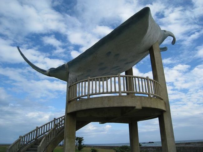 八重山巡り第2弾!! 小浜島編。<br /><br />お天気の良い波照間島を名残惜しく後にし、石垣島に戻り。<br />船酔いはしなかったものの、相変わらずのスピードなので揺れます!<br /><br />漁師気分に浸ること1時間、、、石垣港ターミナルに到着するなり雨…<br />オイッ!!晴れ女じゃなかったのかよ。。。ハァッッ(゚Д゚;)!!<br /><br />本日の予定は日帰り小浜島で石垣島に宿泊。<br />離島ターミナルからはそう遠くはない宿だけれども、傘もなくスーツケースをガラガラ引きずりながら行くのもな…<br />なんて超ダラダラしてたら雨が強くなってきたのでしばらく雨宿り。<br />ターミナルで雨が小降りになるのを待ちながら、この後どうしようかと考える。。。(´-ω-`)<br />気分は………石垣島堪能すりゃいーじゃん!ボソッ(-ε-)↓↓↓<br /><br />小降りになり、急ぎ足で本日のお宿「ターミナルハウス」さんへ。<br />立地抜群なのに激安!!個室タイプとカプセルタイプがあるのですが、寝に帰るだけだし…<br />という理由からカプセルタイプを予約したのであります。<br />一部屋が3つに仕切られており、ベッドが1台とコンセントやライト等。<br />とにかく安く!あまり部屋にいない行動派なあなたにオススメ!!なお部屋です。(=゚ω゚)ノ<br /><br />気持ちが小浜島から遠のきつつあり、とりあえずランチだっ!とブラリ。<br />まだ雲行きが怪しかったけど雨も止んだので一安心。。。+.(*゚ェ゚*)゚+.<br />石垣島初心者の私はあやぱにモールをグルッとし、フリーペーパーをGET!<br />ランチは「ぶくぶく茶屋」さんに決定~♪<br />お昼時という事もありとても混雑していました。<br />私はランチセットをいただきましたが、「琉球茶道ぶくぶく茶」が有名みたいですね。<br /><br />お腹もいっぱいになって、さてど~しようかな~、甘いもの食べたいなぁ~とかダルダルモードでいたら<br />ソフトクリーム屋さんを発見し、ためらうことなく注文!<br />ソフトクリーム&クレープ屋さんでOPENしたばっかりみたいです。<br /><br />食べながら、なんだかんだで足は離島ターミナルへ向かう。。。(´゚ω゚):;*.':;ブッ<br />そして小浜島へ向かうのでした。天気も回復しちゃってるしー♪<br /><br />石垣島から25分という近さで、NHKテレビドラマ「ちゅらさん」の舞台となった島です。<br />島巡りをするのに自転車かバイクか…なんて悩んでいたら、島に着くなりレンタル屋さんの営業が始まったので<br />とりあえずついて行き、アップダウンの多い小浜島ではバイクがオススメ!と言われるがままレンタル。<br />しか~し、車の免許はあるけど原付の免許はないと言っても過言ではない私はガクブル…(((( ;゚д゚)))アワワワワ<br />レンタル屋さんの前で10分程教習を受けたのであります。<br />あーどうしよ~と思いつつも背中を押され出発。。。( ノД`)怖いよ、怖いよ!私に才能あるんかぃ…<br /><br />ノロノロ運転でまずは大岳へ!しょっぱなから急坂キターΣ(゚Д゚;エーッ!だったので自転車の人を横目に<br />ラクラク上りきり、一仕事終えた気分。ハァ…(|||´Д`)=3<br />緊張しすぎで超低速! 体ガチガチ超姿勢良し!! 第3者にはどんな風に映っていたのだろうか。<br /><br />大岳まで急斜面で疲れましたが、登りきった時に見える景色は最高でした!<br />小浜島で一番高い場所からグルッと360度のパノラマは必見です。<br /><br /><br />続いてちゅらさん展望台へ向かいます。ここでやってしまいました。。。<br />展望台は見えてはいたんですが、曲がる道を間違えた事に気づかないまま向かったら砂利道&坂道に。<br />地図にも砂利道と記されていたので気合で行くしかないかぁ~とチャレンジしたら私には無理でした!!<br />運転はすでに不安定でしたが、途中の窪みにはまり運転不可能に…Σ(゜ロ゜;)ヤバイヨ!ヤバイヨ!!<br />テンパッタ私はブレーキとスピードの操作がゴチャゴチャになってアタフタ。。。(」゚ロ゚)」<アブナイヨー<br /><br />動かない原付ってすごーく重たいんですね。。。<br />一人で悲しくなりながら何とか動かして停車し、そこから徒歩で展望台まで行きました。<br />そこでやっと道が間違っていた事に気づいたのです。<br />無駄に疲れて展望台に到着。目の前には雲に覆われた西表島が!<br />ちょっと曇があったので微妙でしたが、マンタの見えるスポットとして有名なヨナラ水道(通称マンタウェイ)も<br />眺められ見晴らしが良いスポットでした。<br /><br />バイクが気がかりだったので急ぎ足で戻り、悪戦苦闘し方向転換したもののエンジンがかからないっ!!!<br />どうしよぉぉぉ。。。。。ド━━Σ(ll゚艸゚(ll゚艸゚ll)゚艸゚ll)━━ン!!!<br />目の前には急坂。手押しでは無理があるのでレンタル屋さんに電話をし相談。<br />代車を持ってきてくれる事になったが、現在地が把握できないようでなかなかすれ違わない。。。<br />何とかしてエンジンをかけてあの坂を上りきらなければ!(`・ω・´)<br />必死さが伝わったのか、ど素人すぎる私をお許し下さい…エンジンをふかしまくったら動いた!<br />何度か繰り返し大丈夫そうだったのでとりあえず港へ向かい、途中でレンタル屋さんと逢えたので<br />説明をし、そのまま同じバイクで次の場所へと移動しました。<br />レンタル屋さんにはお手数かけちゃったけど、嫌な顔せず対応してくれて感謝致します。<br /><br /><br />予想外のタイムロスをした為、ちょっとスピードを上げて細崎方面へ。<br />一本道ですれ違う車もほとんどないので自分のペースで走れました。<br />けっこうアップダウンがあって細崎まで距離があるのに自転車の人がいてスゴイなと。<br />日中の天気が良い日だったらかなりキツイ道のりかもしれない。<br /><br />西表島が目の前に見える細崎には海人公園があり、マンタのオブジェが印象的。<br />ビーチもあるし静かなので、のんびり過ごすには良いですね。<br />時間があれば夕焼けを眺めたかった!<br /><br />時間との闘いで本集落へ戻り、シュガーロードを走りトゥマールビーチに立ち寄って港へと戻ってきました。<br />やっとバイクの運転に慣れたところで終了です。(ノε`*)ノ<br />てか年代物のタオル落とした~!アタフタしすぎて無くなってるの気づかなかった。。。<br />小浜島に忘れ物をしてしまいましたが無事に観光できて良かったです。<br /><br />船の時間まで少しあったので、ぜんざい食べながら一息つきました。<br />目まぐるしい1日だったなぁ。<br /><br />石垣に戻って夕ご飯を食べ、宿に帰って早く寝ようと思ったんですが寝付けず…<br />体力は大丈夫かっ?!まだまだ島巡りは続くのに!<br />