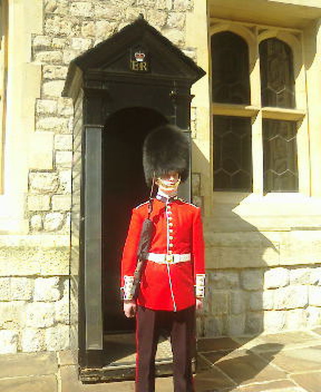 ロンドンに行きました。<br />バッキンガム宮殿で撮った写真です。<br />さすがＢＲＩＴＩＳＨの兵隊ですね。なんかパレードも他の国に比べて華やかなイメージでした。<br />今回で３回ロンドンにはいったんですが、郊外にいくとまた違った風景が広がるのでお薦めです！<br />