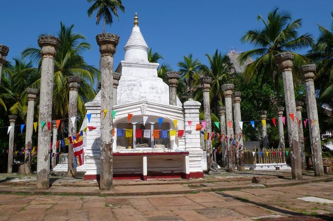 ミヒンタレーは正式にはラジャマハー・ヴィハーラといいます。<br />ここら伝わった仏教がスリランカ国中にひろまりました。<br />それゆえここも聖地とされています。