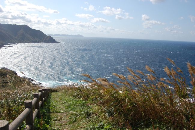 １０/１５<br />２泊した深浦｢ペンションおもしぇ｣から黒石温泉郷、温川温泉（ヌルカワオンセン）｢温川山荘｣に移動です。<br />昨日の内に暗門の滝へ行くことが出来たので、思いがけず時間が出来ました。<br />オーナーに｢竜飛岬｣と｢岩木山｣どちらがお勧めかしらと尋ねたら。お天気がいいので北海道まで見渡せる｢竜飛岬｣を勧められました。<br />前半はお天気に恵まれませんでしたが、後半は日本海に沈む夕日も見ることができて、期待が膨らみます。<br />２時間ちょっとのドライブです。<br />