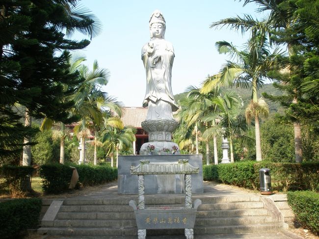2009年11月02日(月)福建省福清市漁渓鎮にある臨済宗発祥の地、日本黄檗宗の祖庭である“黄檗山万福寺”に出かけてきました。<br /><br />789年に建築が始まった1200年余りの歴史ある寺院、1992年以降、国外の黄檗宗関係者の寄付もあり、新しい建造物があちこちに建立されていました。 <br /><br />インゲン豆は日本に黄檗宗を伝えた隠元禅師からその名前を取ったものです。 作成中