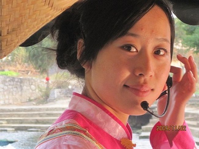 <br /><br /><br /><br /><br /><br /><br /><br /><br /><br /><br /><br />桂林山水<br /><br />http://www.guilintravel.jp/tour/yangshuo/200774103315.htm<br />世外桃源郷:<br />各民族の民俗をテーマにしたテーマパークです。「世外桃源」という名前は、陶淵明の「桃花源記」に書かれた理想郷「桃源郷」に由来する。各少数民族の独特の建物や暮らしが再現されています。園内に舟で廻り、奇峰. 湖沼. 洞窟.田園の自然景色を見渡しながら、舟はゆっくり進みます。舟の上から、少数民族の歌や踊りのパフォーマンスを楽しみ、生活や文化に気軽に親しむことができます<br /><br />http://www.guilintravel.jp/tour/xwguilin/200753160950.htm<br />陽朔から約15キロ、桂林の南東にある各民族の民俗をテーマにしたテーマパークです。「世外桃源」という名前は、陶淵明の「桃花源記」に書かれた理想郷「桃源郷」に由来しています。各少数民族独特の建物や暮らしが再現されています。園内は舟で廻り、奇峰. 湖沼. 洞窟.田園の自然景色を見渡しながら、舟はゆっくり進みます。舟の上から、少数民族の歌や踊りのパフォーマンスを楽しみ、生活や文化に気軽に親しむことができます<br /><br /><br /><br />http://ja.wikipedia.org/wiki/%E6%A1%83%E6%BA%90%E9%83%B7<br /><br />「桃源郷」といえば現在の湖南省常徳市の数十キロ郊外、桃源県に「桃花源」という農村があり桃源郷のモデルとして観光地になっている<br /> シャングリラとして有名であるが、こちらは世外桃源郷といい いわゆる少数民族を<br />テーマにした創られた観光地だと想う。<br /><br />産業のない資源のない少数民族が生きるうえにおいて 中国政府の意思がかなり入っていると想わなければならない。<br /><br />広い敷地 遠方に見える山々、自然の美を背景にいくつもの 少数民族<br /><br />チワン族、トン族、ミャオ族たちが連携して 湖上遊覧、工芸品の販売等を行い<br />それによって生活する糧を得る。<br /><br />遊覧のガイドは早口の中国語で話す美少女たち、<br /> 湖上を舟が通るたびにチワン族 トン族の青年少女たちが<br /> 少数民族たちの踊りやパーフォーマンスを一斉に繰り広げる。<br /><br />雄たけびを上げる 若者たち、激しい踊りを披露する少女たち<br />この風光明媚なひとつの村を有数の観光地に仕上げるそのビジネス感覚は<br />訪れる人に決して創られた社会であることを意識させず、楽しませる。<br /><br />工芸品の実演販売、遊牧の雰囲気を漂わせる周囲の景観とあいまって<br /> まさに世外桃源郷の演出はひろがる。<br /><br /><br />ひとつの湖を境界にして<br />その対岸では古くからの住民が日常の生活を送っている。<br /><br /> 現実と 理想の桃源郷がまさに対岸同士で組み合わさる不思議な世界。<br /><br /><br />湖上遊覧の洞窟を抜けると、川岸に水牛の骨が飾られ、<br />創られた舞台には踊りが始まる。<br /><br />陸に上がると<br />建物では少数民族の工芸品の実演販売が行われていて<br />実にたくみに機織などが行われているが なにしろ高い。<br /> ネクタイじゅうたん など作るには数ヶ月かかるらしい。<br /><br /> 人が生きていくためには <br />何かをしなくてはならない。<br /><br />自給自足の田や畑も十分に持たない少数民族たちが<br />いきる知恵は この金権社会にあって<br />自らの伝統を観光化して売る意外に道はない。<br /><br />ここには不思議にヨーロッパ人は見かけない。大半が 日本人のようである。<br /><br /> 金満家日本人意外には どうも観光客はいないのかも とおもってしまうほど<br />正直わたしはさめてものを見る癖があるらしい。 爆<br /><br /><br />詩人陶淵明が「桃花源記」で、「田園まさに荒れんとす、いざ帰りなん、故郷へ」<br />と詠んだといわれているが 残念ながら この知識をわたしは持ち合わせない。<br /><br /><br /><br /><br />人は この不景気のもと 日本にあっても<br />また何一つ現金収入の手段を持ち合わせない少数民族たちは<br /> この地で大人も子供も老人も みなが手とり足取り団結して<br />生きていなければならない。<br /> しかし 彼らは決して経営者ではない。<br />あくまで使用人である。 この経営者が誰のものは<br />台湾実業家のものであるとしても、<br /><br />この土地も建物も この生きる権利は 一人間の手によってゆだねられている。<br /><br />世外桃源郷として 宣伝広告して観光地としての裏側に<br />わたしは いつも そこで生きる人間たちの生き様ををかいまみるのである。<br /><br /> 素直に観光すればいいものを。。 爆<br /><br />旅は楽しくもあり また 現地に生きる人の<br />生き方を通して いまのわたしを修正してくれるのであります。<br /><br />人間が好き。<br /><br />それにしても 舟のガイドは 若き美人をそろえているな と思わず感心しきり<br />あー参った参った。。<br />