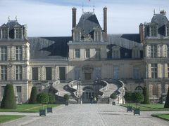 フォンテーヌブローの階段で演説。。。聞く人ないので、やめた。