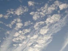 三好大提灯祭り2009：晴れたお空にぽっかりと。