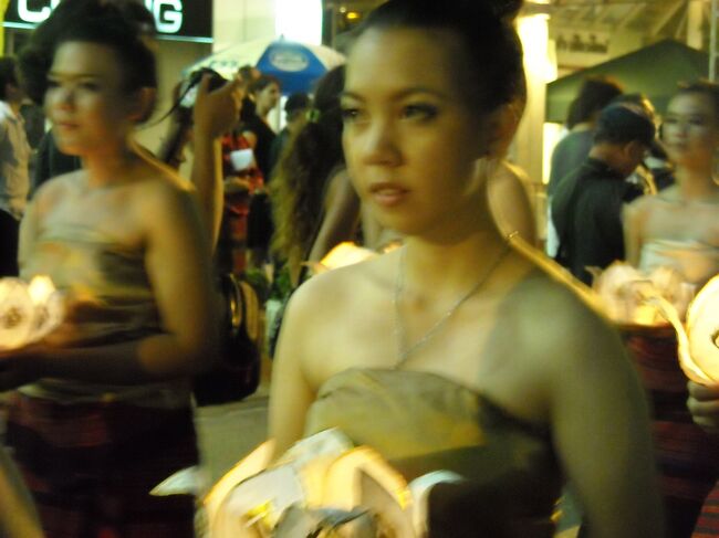 　　　　　　　チェンマイのロイ・クラトン祭り(ナイト・フェスティバル）<br /><br />本日はチェンマイの市内を廻り、昼間と夜のすがたを観光する。