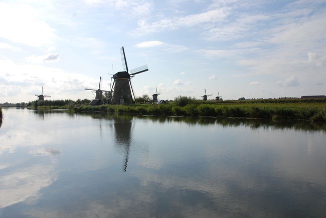 風車はオランダのどの町にもあって見ることができます。しかしこのたくさんの風車群を見た時に、初めてその意味するところを理解できるとだと思います。すなわちたった一台では大したことができません。たくさんの風車が動いて、揚水というこの国に課せられた重要な事業を成し遂げることができるのです。そしてそのたくさんの風車が今は静かに休んでいる姿は、あたかも産業革命の兵（つわもの）たちの墓場をみているようでもあります。