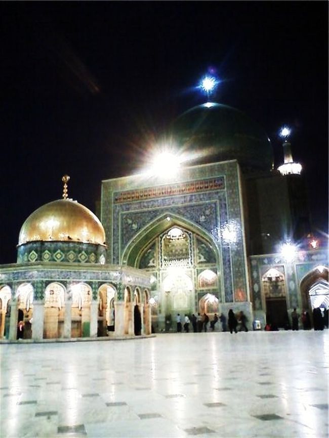 ２週間滞在したイランでの旅行記です。<br /><br />ヤズドからバスで一晩。<br />シーア派の聖地であるマシュハドに到着です。<br />エマーム・レザー廟を中心に広がる市内は<br />朝早くから夜遅くまで多くの人と車で賑わう大都市でした。<br />