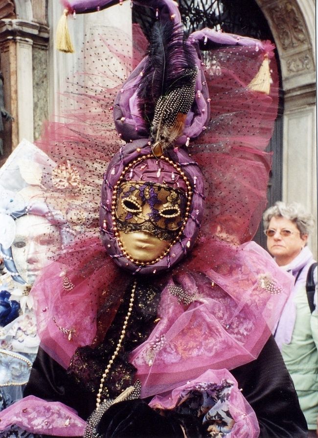 2002年2月の約3週間、イタリア〜オーストリア〜チェコ〜ドイツ〜フランスを一人旅しました。<br /><br />ヴェネチアのカーニバルの事は行くまで知らなくて、<br />たまたま遭遇したのですが、ホテルも取れたしラッキー！<br /><br />町中がカーニバルで盛り上がって、神秘的な仮面の人々や<br />思い思いのキャラクターに扮装した人々で溢れかえっていました。<br /><br />せっかくなので観光よりも、人の写真を撮って歩きました。