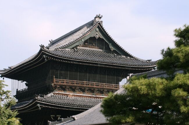 真宗大谷派の本山、東本願寺紹介の続きです。東本願寺は、江戸時代に4度の火災に遭い、主要な建物は明治期以降の物です。このため、国宝と、重要文化財に指定された建造物はありません。