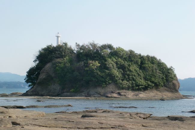 　白浜を拠点にして、天神崎や串本さらに勝浦や熊野など車で周りました。海の景色が雄大で気持ちの良いドライブができました。<br />　串本では、大島に渡り、トルコ記念館など見学しました。近くに大阪弁の上手なトルコ人のお店があり、のび〜るアイスクリームを食べました。<br />　お昼にはお気に入りの寿司屋さんに入りました。ちょうど「もちがつお」が入ったところで、かつおの心臓を御馳走になりました。いろんな釣り針がおいてあったので聞くと、釣られた魚のものだそうです。釣りをしないのでとても珍しかったです。