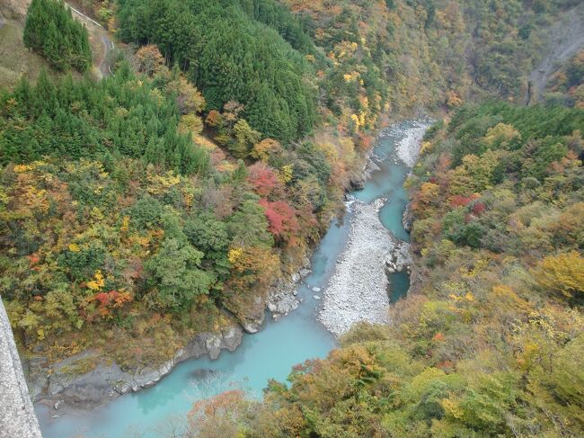 久しぶりに夫婦で温泉にいきました<br />数年前行った接阻峡温泉<br />あのとろりとしたお湯が忘れられず、今なら紅葉も楽しめそうと<br /><br />ちょうどいい感じの紅葉でしたよ<br />遠いけれど行ったかいがありました