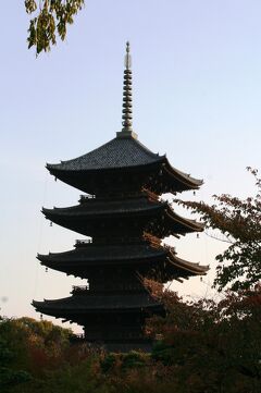 2009秋、東寺(1/4)：宝蔵(校倉)、道風縁の柳、不二桜、五重塔、講堂、金堂